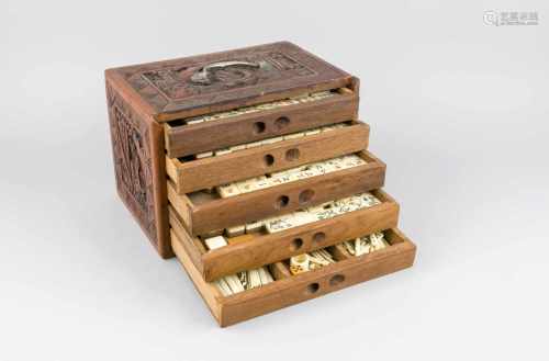 Mahjongspiel mit Kästchen, China, 2. H. 20. Jh. Allseitig in gerahmten Reliefsbeschnitztes