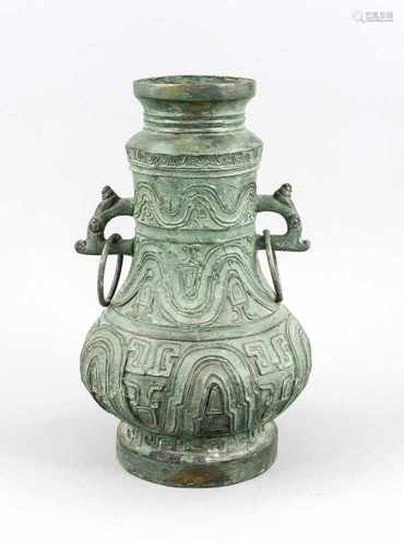 Bronze-Vase, China, 20. Jh., archaisch anmutende Ornamentik, stilisierte Tier-Handhabenmit Ringen,