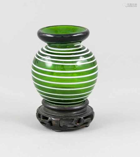 Peking-Glas Wassergefäß, China, 1. H. 20. Jh. Grünes Glas mit aufgesetztem Spiral-Dekor inWeiß.