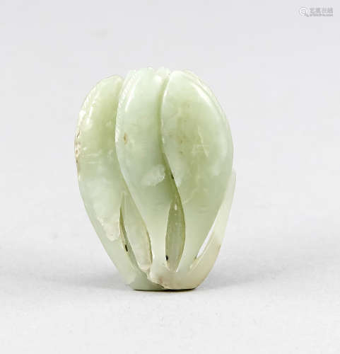 Jade-Pendentif/Handschmeichler, China. Mitte 20. Jh., seladonfarbene Jade. Teilweisedurchbrochen
