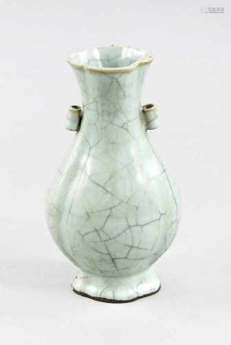 Guan-Type/Longquan-Vase, China, wohl 18./19. Jh. Birnenförmiger, leicht gedrückter,gelappter