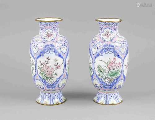 Paar Emaille-Vasen, China, um 1900, Messingkorpus?, Balusterform mit leicht ausgestelltemLippenrand.