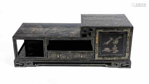 Sideboard, China, 19./20. Jh., schwarzer Chinalack auf Holz mit Goldstaffierung, ber. &best., 48 x