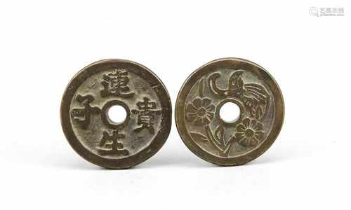 2 Münzamulette, China, dunkle Bronze, beidseitige Reliefs, Ø jeweils 4,5 cm2 coin amulets, China,