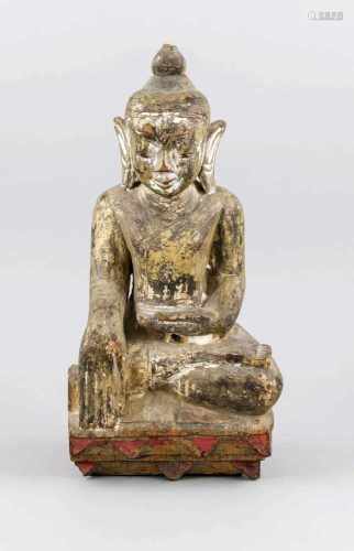 Buddha, wohl Thailand, 19. Jh., Holz mit Resten einer polychromen Fassung/Kreidegrund undVergoldung.