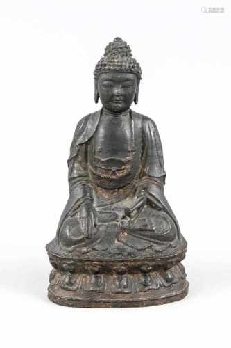 Buddha, China, wohl Ming-zeitlich, 16.-17. Jh., Bronzeguss mit Resten einerFeuervergoldung, dunkle