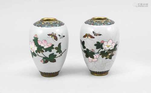 Paar kleine Cloisonné-Vasen, wohl China, Mitte 20. Jh., umlaufender Blumen- undSchmetterlings-Dekor,