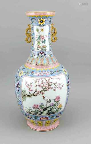 Famille-Rose-Vase, China, um 2000. Der bauchige Korpus unterteilt in 2 große Reserven mitVögeln (