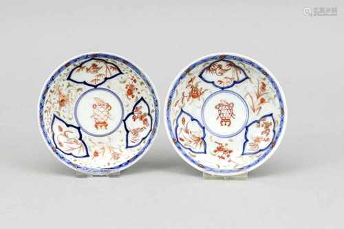 Paar flache Imari-Schälchen, Japan, wohl 18. Jh., im Zentrum des Spiegels jeweils einVogel auf einem