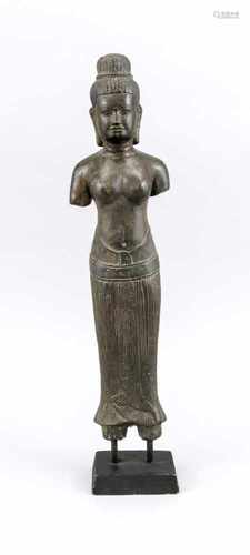 Große Bronzefigur im Khmer-Stil, Mitte 20. Jh., Darstellung einer Frau mit hochgestecktenHaaren