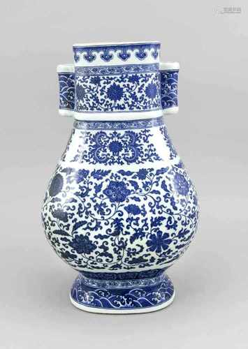 Große Vase (Hu-Form), China, 18. Jh. Qianlong (1736-1795). Umlaufender Dekor inUnterglasur-Blau