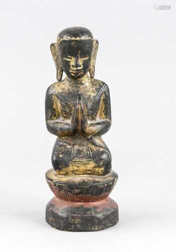 Kleiner Buddha, Thailand, wohl um 1900. Holz mit schwarzem Lacküberzug undVergoldungsresten. Im