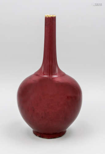 Monochrome Flaschenvase, China, wohl 19./20. Jh. Ochsenblutfarbene Glasur mit leichtenFlambé-