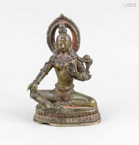 Guanyin, wohl Indien, 19. Jh., auf einem flachen, doppelten Lotosthron sitzend. Mit Resteneiner