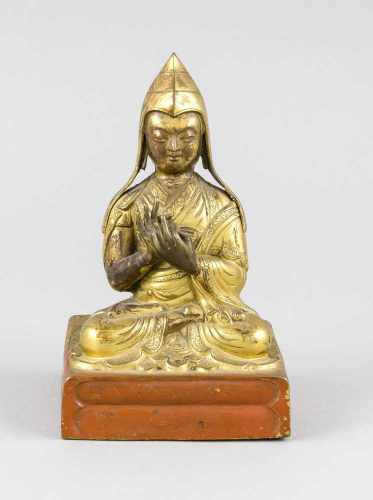 Tsongkhapa (Buddhistischer Reformator des 14./15. Jh.), Bronze/Messing auf Holzkern. ImPadmasana auf