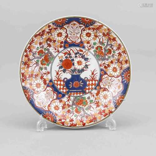 Großer Imari-Teller, wohl Japan, 19./20. Jh., tief gemuldet. Typischer Dekor mit Blumen ineiner Vase