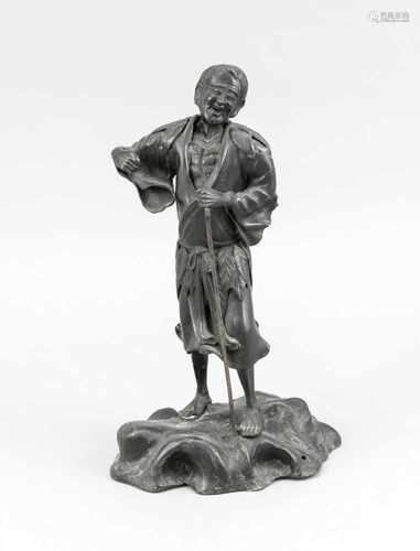 Figur eines Mannes mit Stock, Asien, 19./20. Jh., Zinnguss mit dunkler Patina, Mann imeinfachen