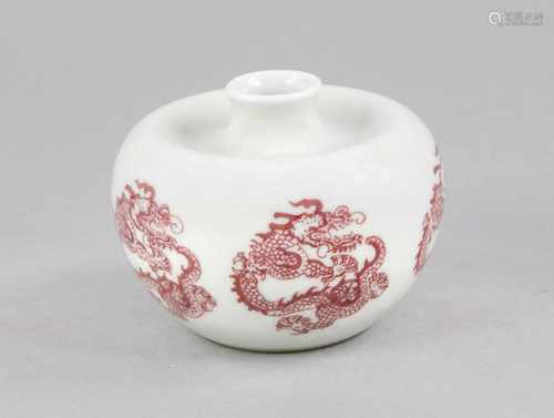 Apfelförmige Vase/Pinselwascher, China, wohl 19./20. Jh. Umlaufender Drachen-Dekor inKupfer-Rot