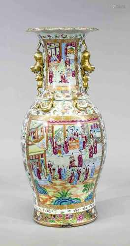 Sehr große Canton Famille-Rose-Bodenvase, China, 19. Jh., Balusterform mit gelapptemTrompetenhals.