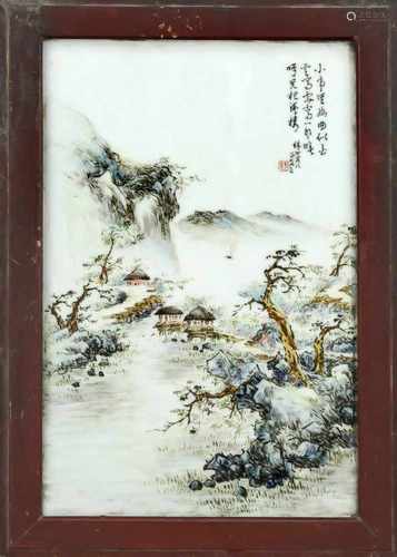 Malerei auf Porzellanplatte, China, um 1920. Landschaft mit Dorf an einem Fluss in Grün-und