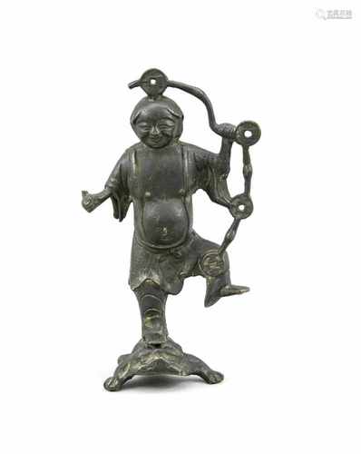 Liu Haichan auf der 3-Beinigen Kröte, China, um 1900, Bronze. Das Band mit den Münzen istauf der