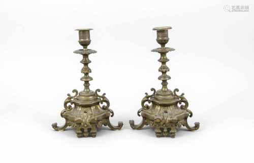 Paar historistische Leuchter, 2. H. 19. Jh., Bronze, dunkelbraun patiniert,architektonisch
