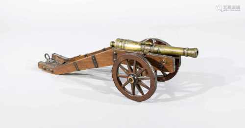 Kanonen-Modell, wohl 19. Jh., Holzgestell mit Metallbeschlägen, Kanonenrohr aus Messing?,etwas