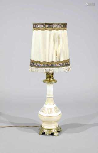 Vasenlampe auf Bronzefuß, um 1900, mit plissiertem Lampenschirm (z. T. beschädigt), H. 80cm