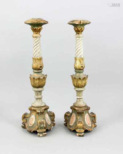 Paar Barokleuchter, wohl 17. Jh., Holz, polychrom und goldgefasst, dreipassiger Fuß,balustrierter
