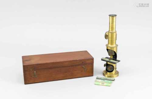 Mikroskop, 19. Jh., Messing. Mit mehreren Objektträgern mit Betrachtungsproben (jew.bezeichnet),