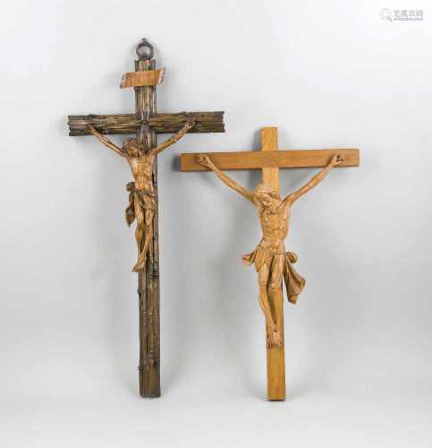 Zwei große Wandkruzifixe, 20. Jh., verschiedene Hölzer, Christus vollplastisch geschnitzt,min.