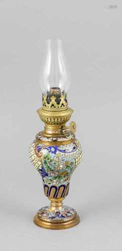 Petroleumlampe, um 1900, Messingfuß und -schaft mit floralem Zellenschmelz-Dekor(polychrom), Delle