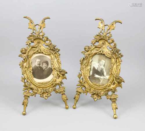 Paar Historismus-Fotorahmen, um 1900, goldstaffierter Metallguss (Bronze?). Miteklektischen