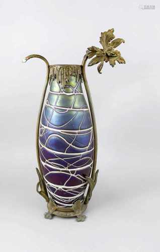 Jugendstil-Bodenvase von Pallme & König, Böhmen, um 1900, gefärbtes Glas mitPerlmutt-Effekt und