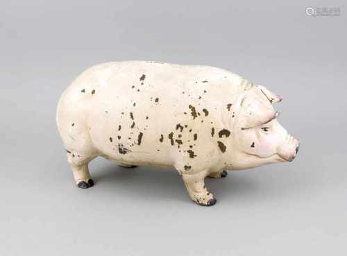 Großes Sparschwein, 1. H. 20. Jh., Gusseisen mit naturalistischer Farbfassung, Münzschlitzauf dem