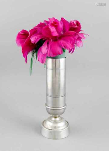 Blumenerscheinung, zylindrische Aluminiumvase mit Spieluhr im Fuß, Federmechanismus,Gebrauchsspuren,