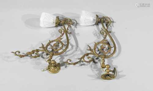 Paar Wandlampen, 1. H. 20. Jh., Messing, 1-flg, schwenkbar, mit floralem Dekor, komplettmit