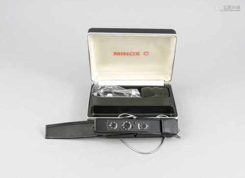 Minox C Spionagekamera, 70er Jahre, mit Kette, Blitzlicht- und Stativaufsatz. In