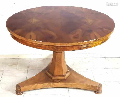 Runder Biedermeier-Tisch um 1820, Nussbaum massiv/furniert, an den Seiten eingezogene,dreieckige