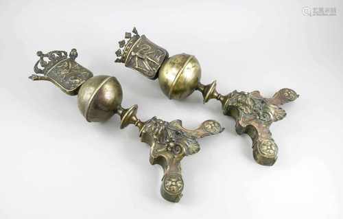 Paar Kaminbock-Fronten (ohne horizontale Strebe), 19. Jh., Bronze. Barocker Sockel mitMaskarons.