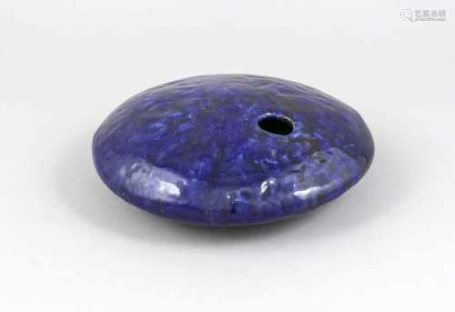 Kerzenhalter in Diskus-Form, 2. H. 20. Jh., wohl Dänemark, Keramik mit einer dicken,kobaltblauen