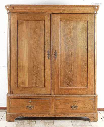 Biedermeier-Dielenschrank um 1830, Eiche massiv, zerlegbar, gerader, an den Eckenabgerundeter 2-