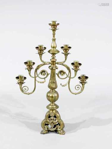 Großer Leuchter, um 1900. Bronze?, 7-flg., dreipassiger Stand, große Traufschalen, H. 83cm