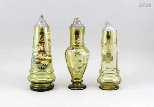 3 Karaffen aus grünlichem Glas, 20. Jh., mit Kaltemaille-Dekoren und Zinndeckel-Montagen ,H. 37 - 42