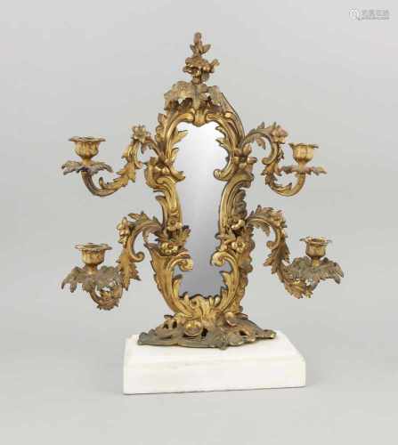 Spiegel mit Leuchterarmen im Louis-XV-Stil, 19. Jh., Bronze, vergoldet, Spiegelglas(ergänzt),