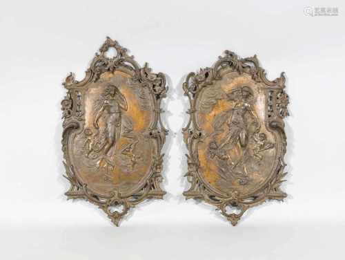 Paar Jugendstil-Wandreliefs um 1890, bronzierter Eisenguss, Kartusche mit figürlichenReliefs gerahmt