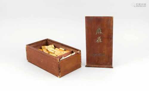 Mahjong-Spiel, China, um 1920. In Original Holzschachtel mit Schiebedeckel, auf dem Deckelin