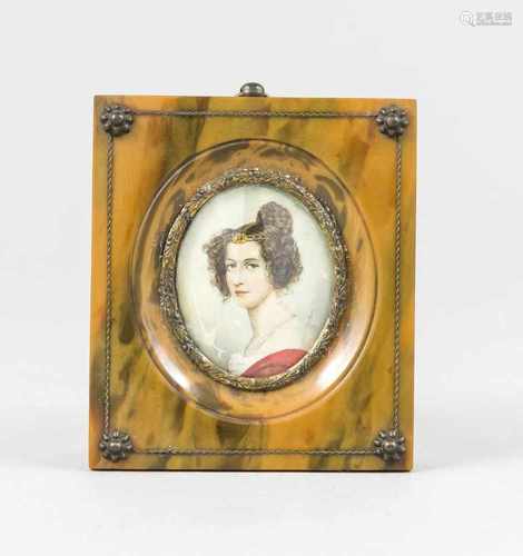 Miniatur, Portrait einer Dame, 1. H. 20. Jh., Öl auf Beinplatte, hinter Glas imHorn?-Rahmen mit