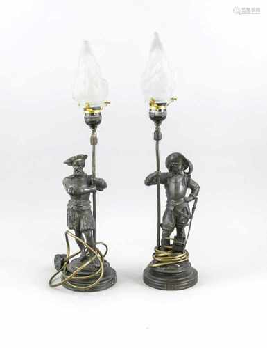 Paar figürliche Lampen, um 1900, Bronze?. Runder, profilierter Sockel. Schaft alsRenaissance-