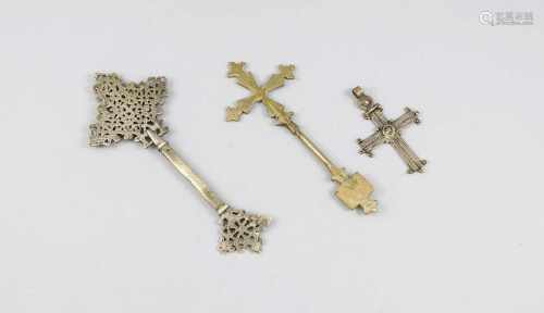 3 koptische Kreuze, Äthiopien, 19. Jh. oder früher. Verschiedene Legierungen,